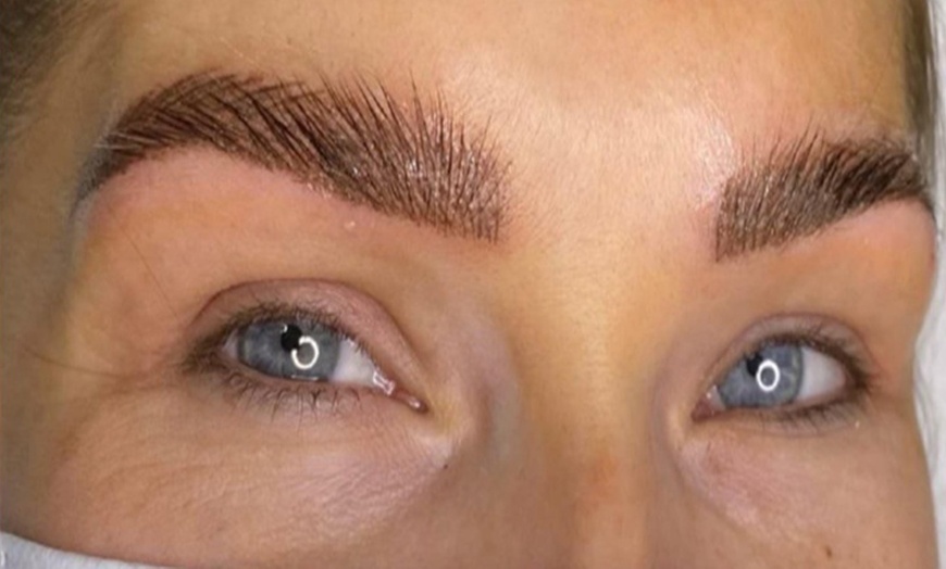 Image 9: Microblading de cejas con diseño o micropigmentación de labios natural