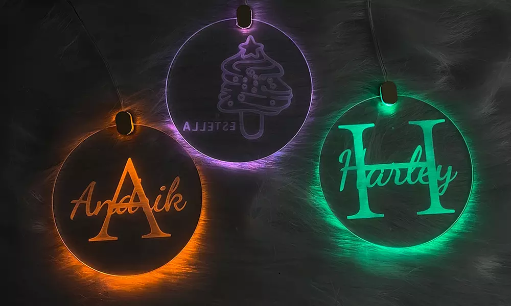 LED-Namenslichtkette mit 3 personalisierbaren Ornamenten von Justyling (87% sparen) - Primary Image