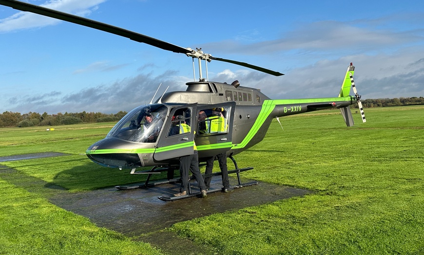 Image 12: Heli Flight & Simulator Experience with Sparkling Lunch for Two People