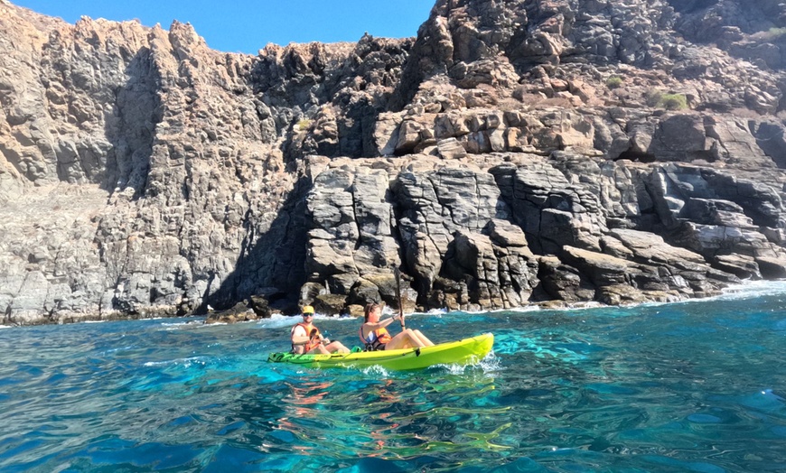 Image 4: Explora la bahía de las tortugas en kayak doble con snorkel