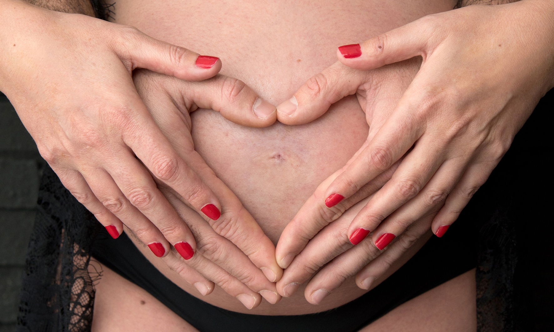 Sesión de fotos de premamá con 25-30 fotos y 3 fotos impresas