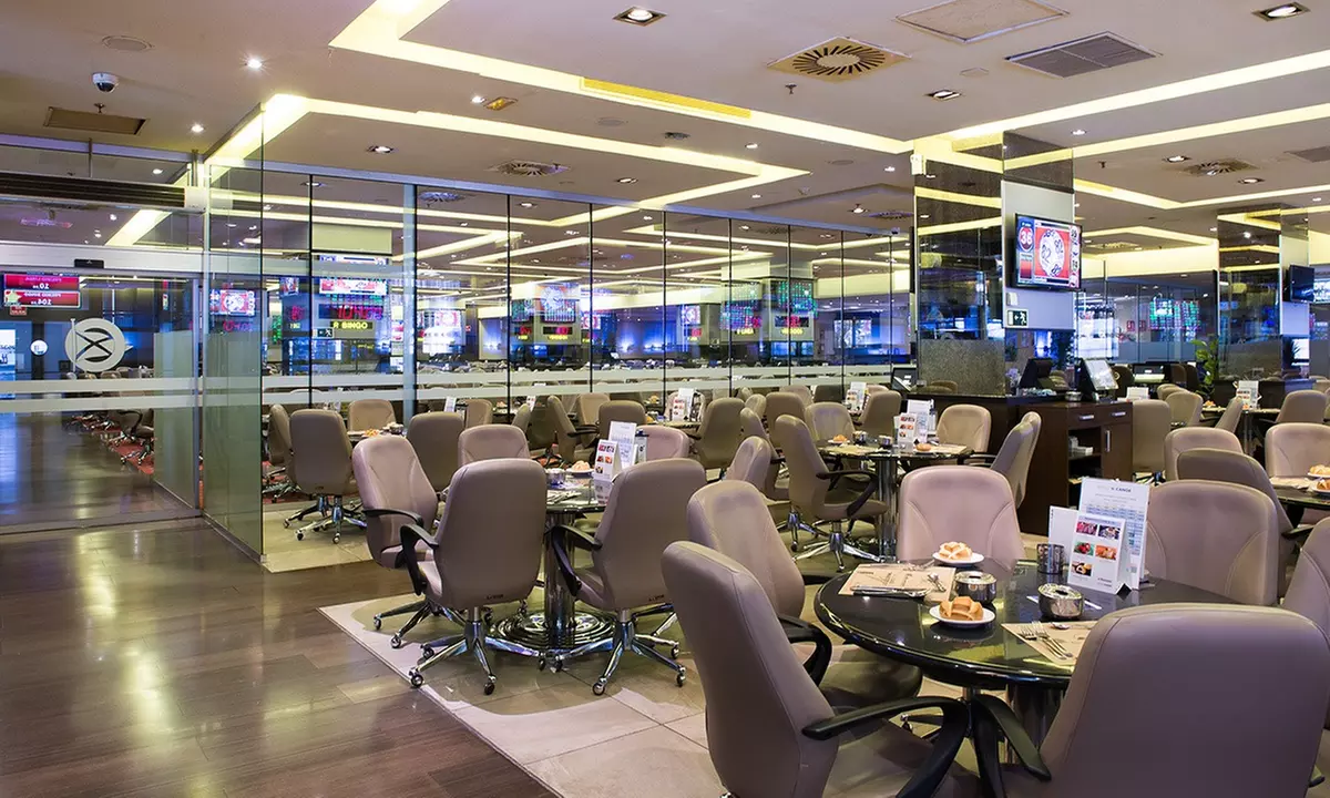 Comilona y diversión: menú con copas, crédito de juego y parking