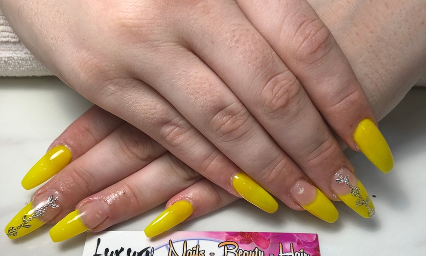 Image 4: Shellac Manicure and Pedicure