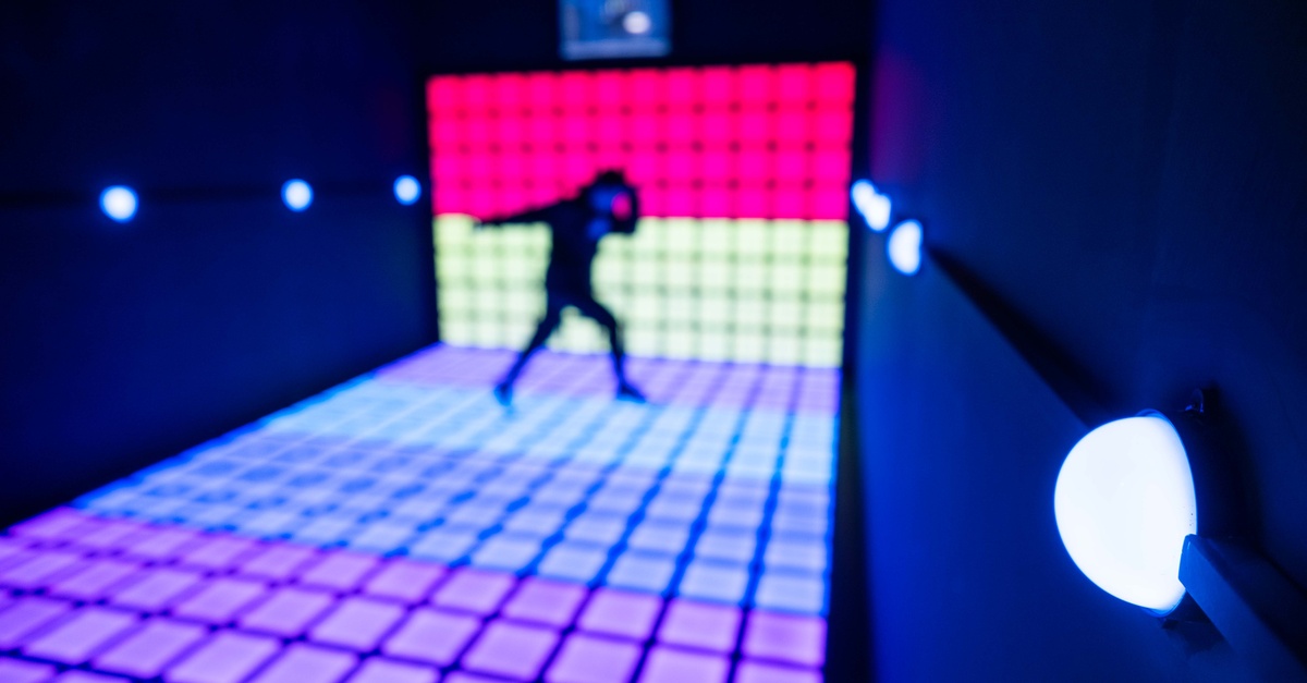 Experiencia Neon City con juegos interactivos para grupos en Valencia
