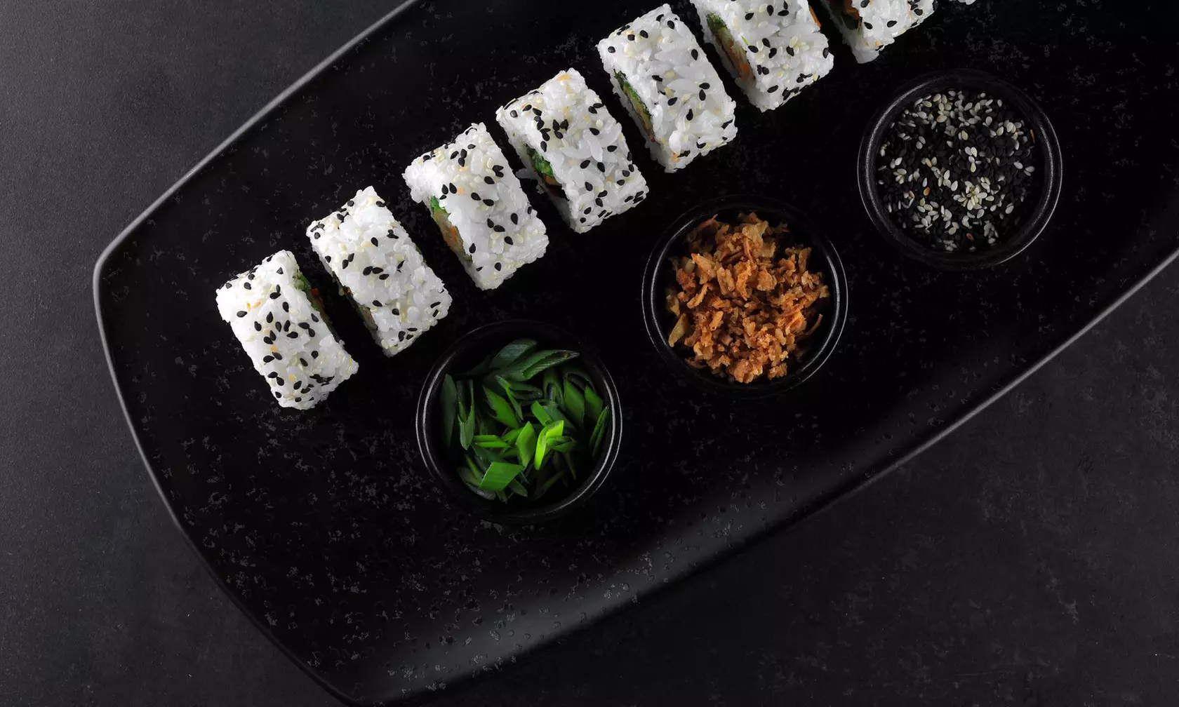 Groupony wartościowe na dowolne rolki sushi z menu w KOKU Sushi