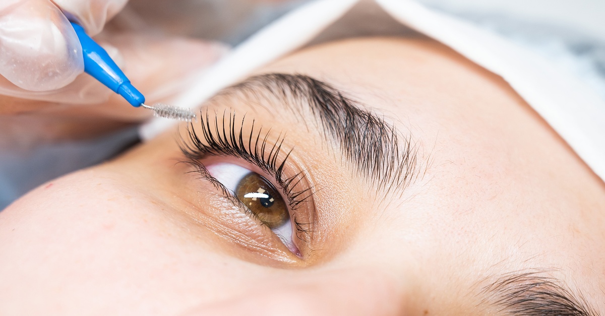 Lifting y tinte de pestañas con diseño de cejas en Madrid