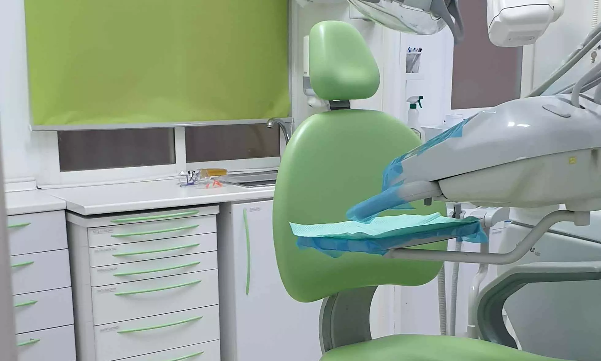 Sonrisas relucientes con empastes y limpieza bucal profesional