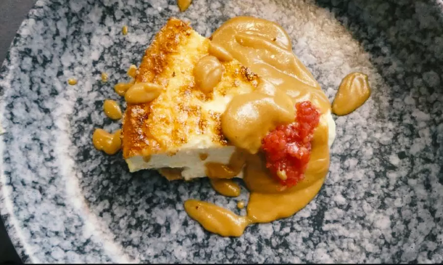 Menú con aperitivo, pases a elegir, postre a compartir y bebida