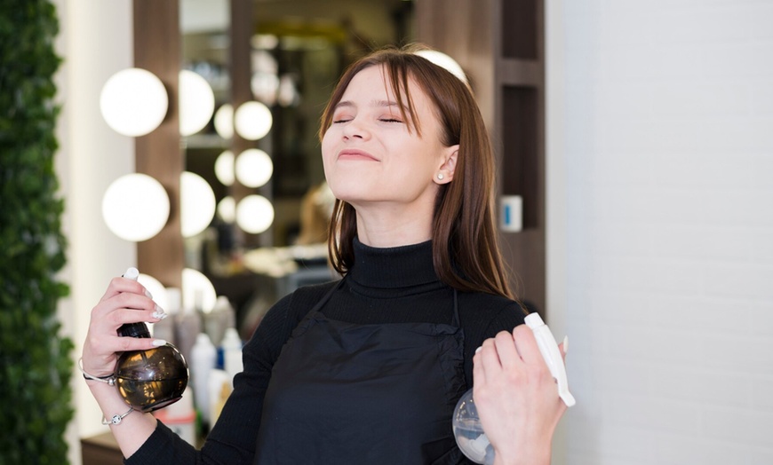 Image 10: Cambia de look con un corte, secado, tinte de raíz, mechas o ambas