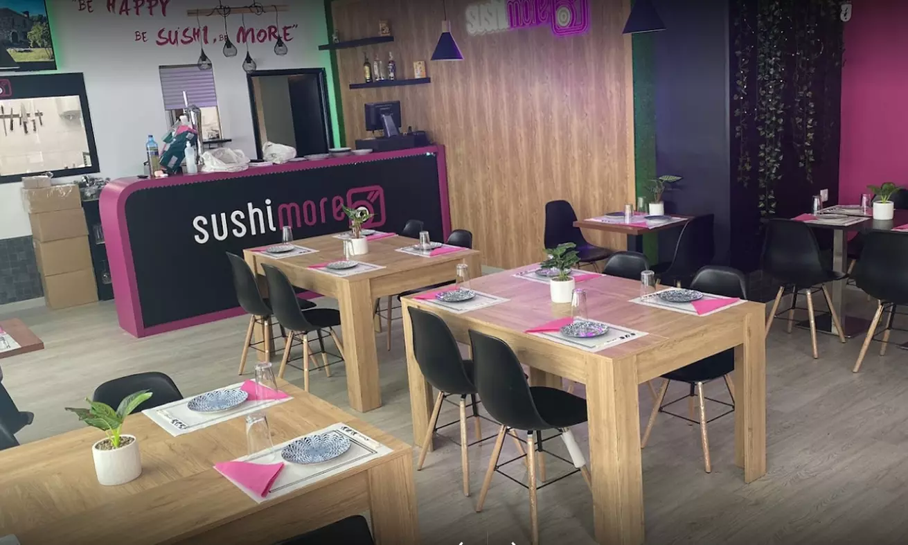 Planazo de sushi: menú para 2 o 4 personas con tabla a compartir