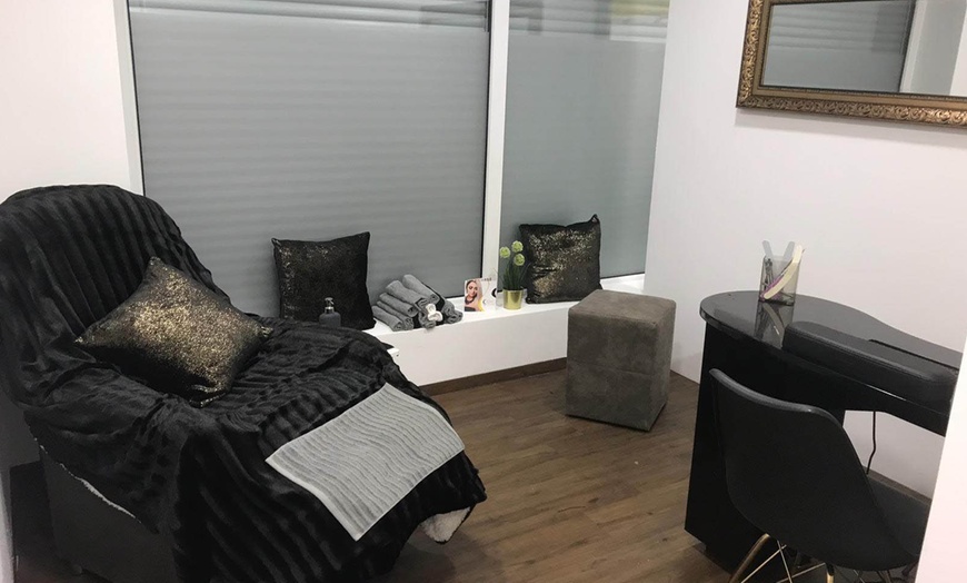 Image 4: Kleines / großes Beautypaket: Mani- & Pediküre und Gesichtsbehandlung 