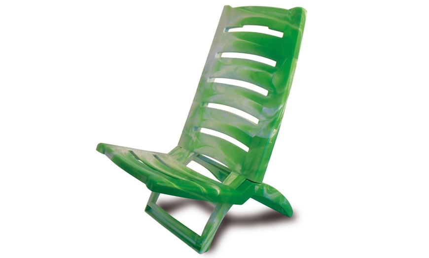 Image 4: Set of Two Foldable Plastic Marble-Effect Low Beach Chairs