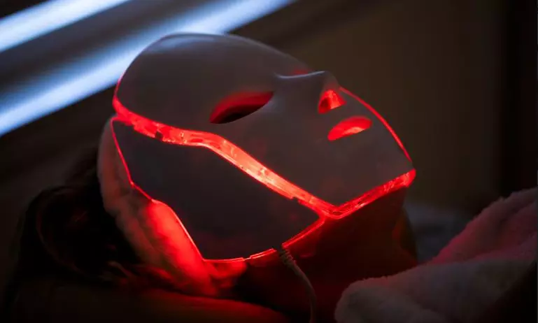 Limpieza facial con máscara LED