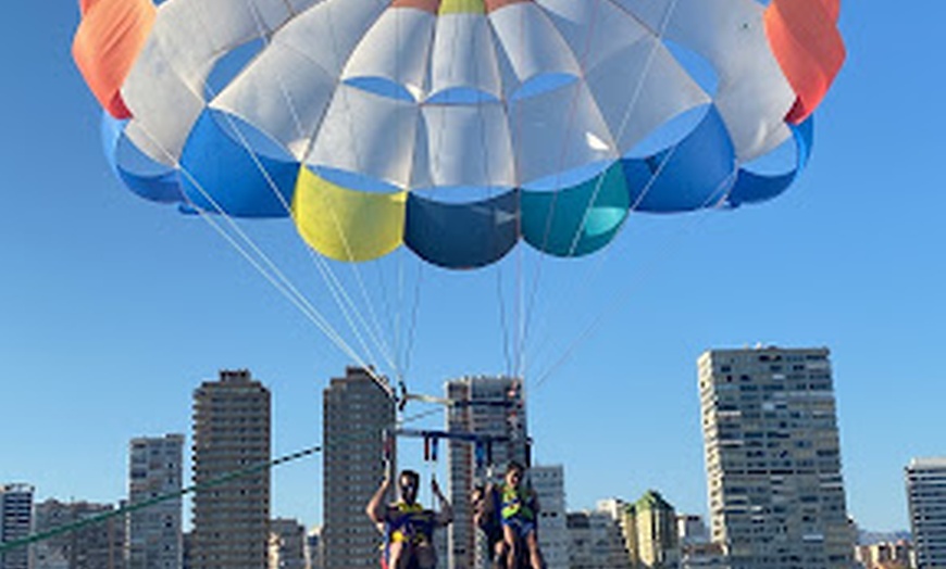 Image 3: Vuelo en parasailing para hasta 3 personas