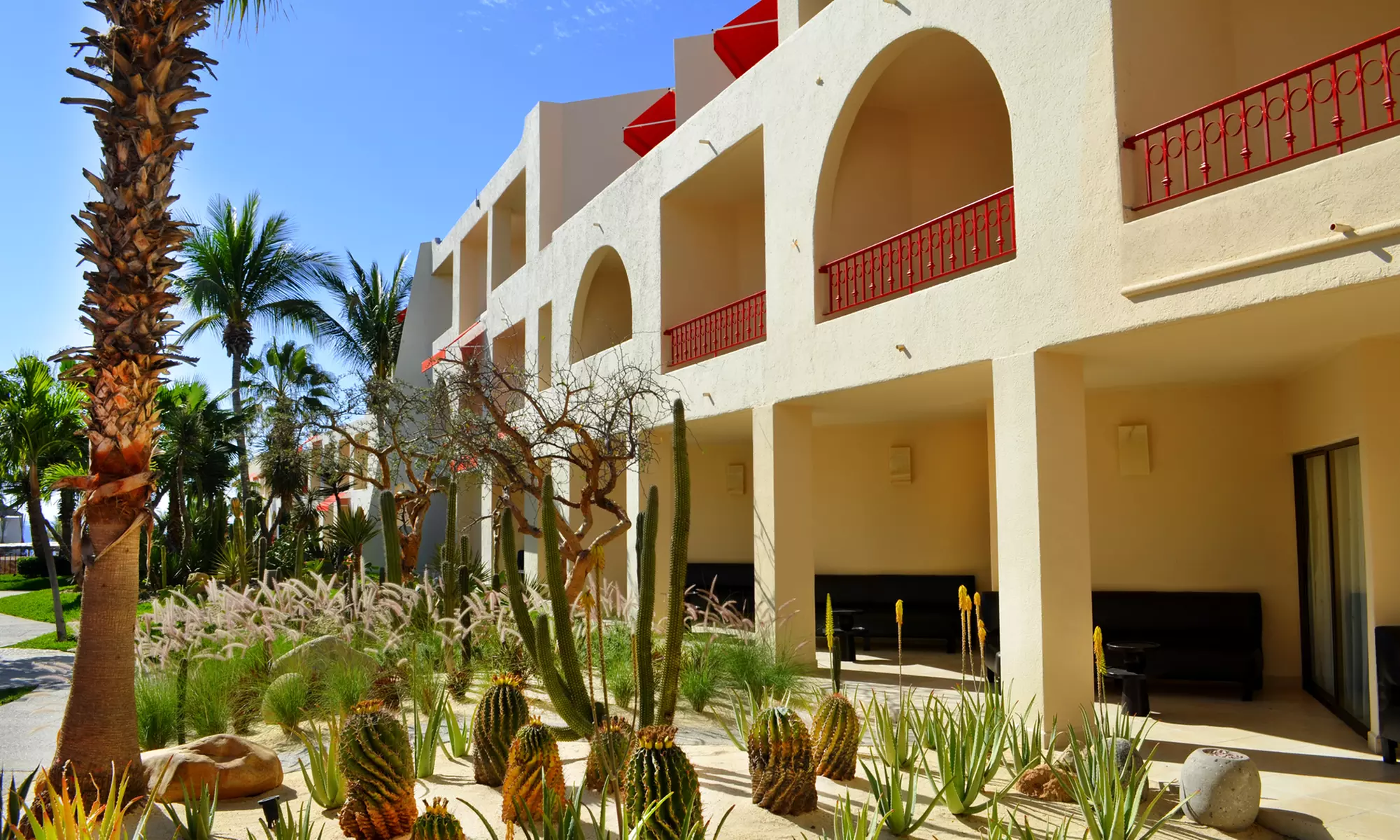 ✈ 3- or 5-Night All-Inclusive Grand Decameron Los Cabos with Air 