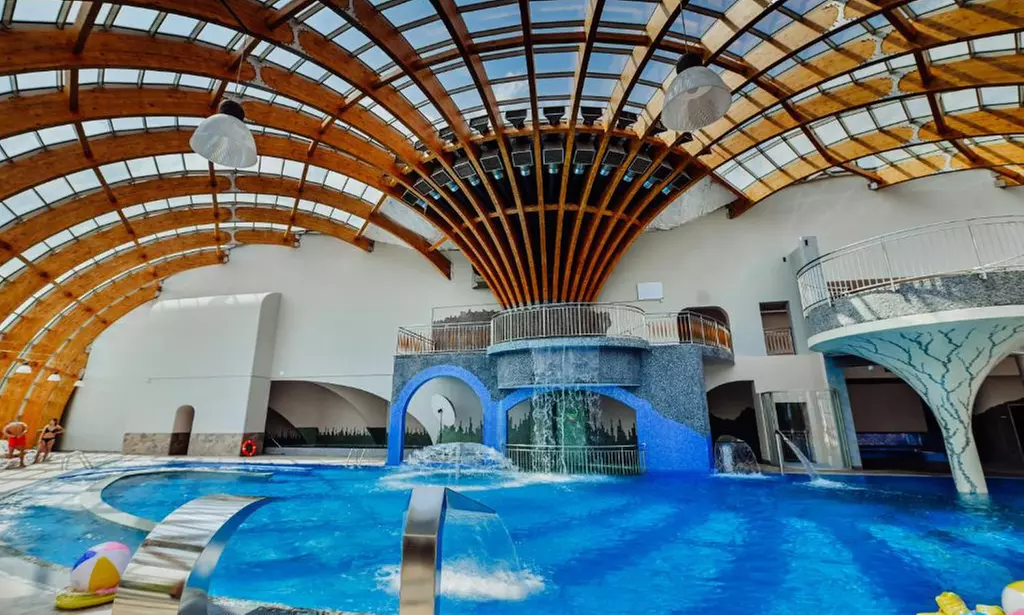 Karkonosze: 3-godzinny wstęp do parku wodnego Paradise i 2-3 noce dla 2 osób ze śniadaniami i więcej w Kyriad Karkonosze - Primary Image