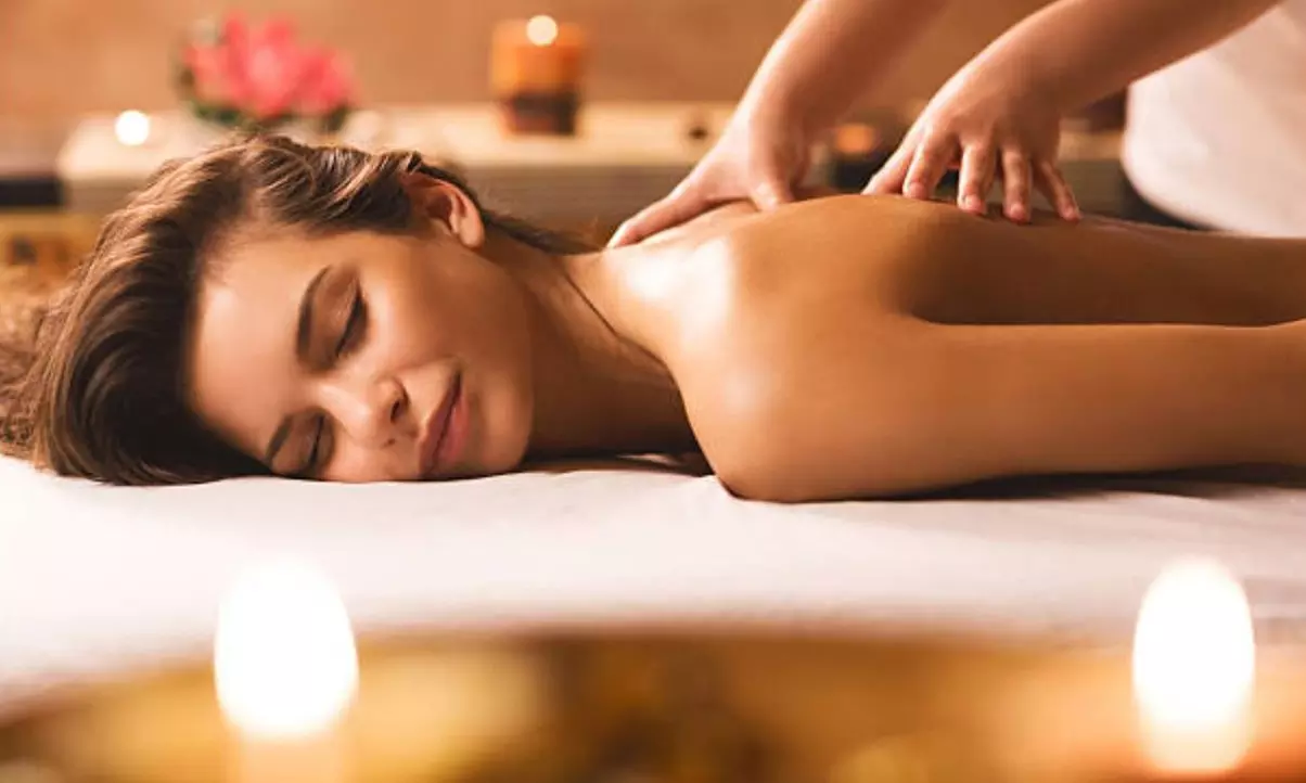 Masaje relajante, lomi lomi, con piedras calientes y más de 45 o 60 minutos, con hasta 67% de descuento - Primary Image