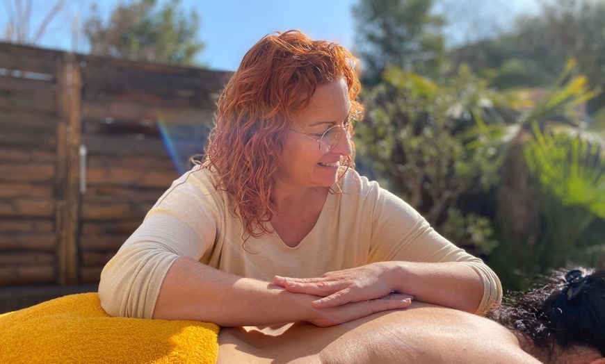 Image 2: Un instant de douceur : massage relaxant, sur-mesure ou prénatal