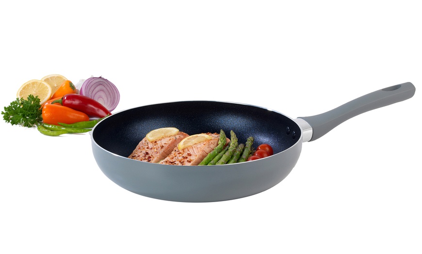 Image 2: Salter Frying Pan Set