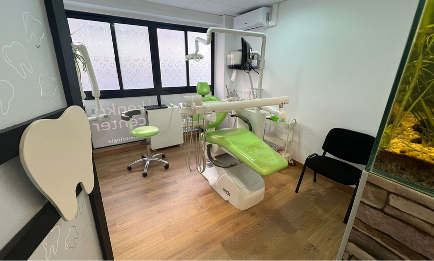 Image 3: Limpieza dental con revisión y opción a blanqueamiento o curetaje