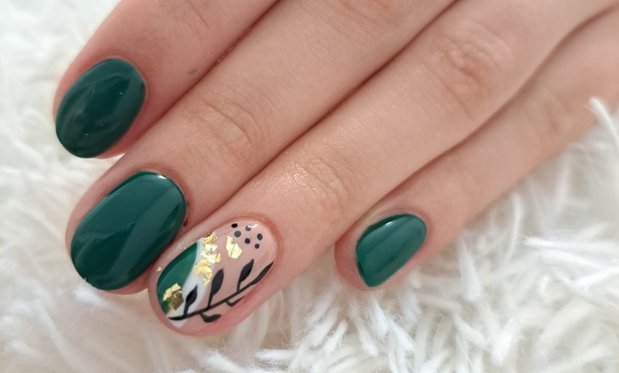 Image 2: Mimos para tus uñas: manicura y/o pedicura con esmalte semipermanente