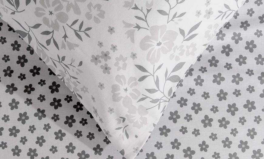 Image 4: Ditsy Print Reversible Duvet Set
