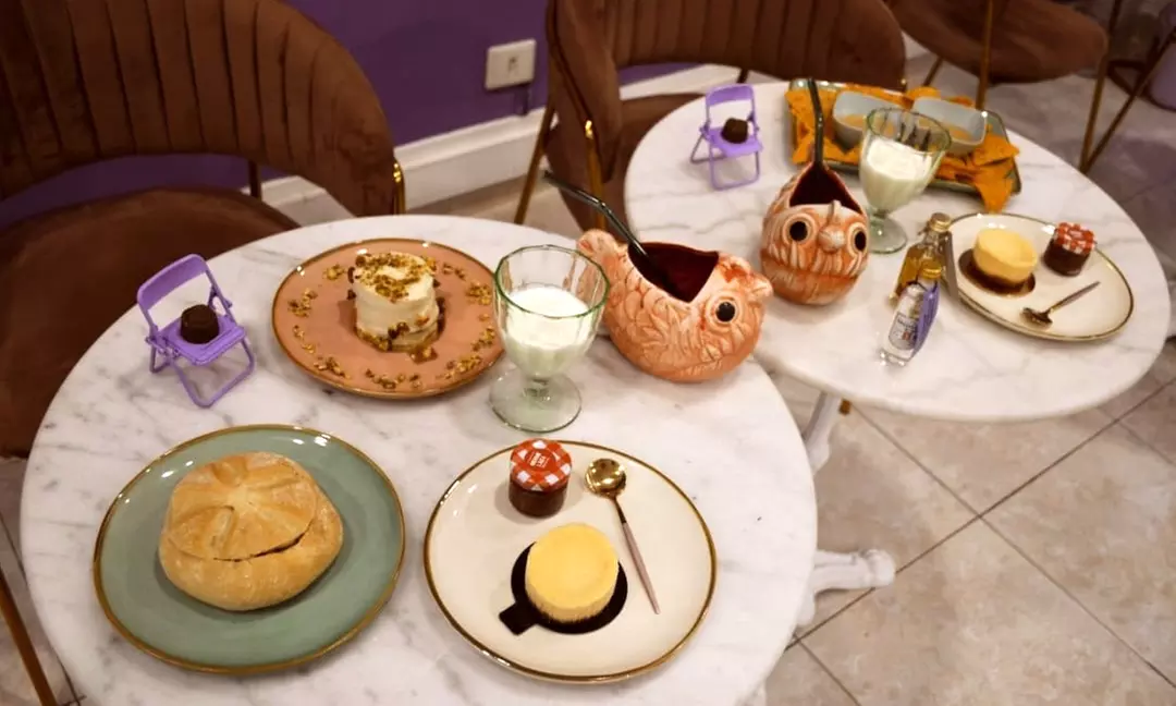 Menú de brunch con encanto rústico con tosta, dulces y bebidas