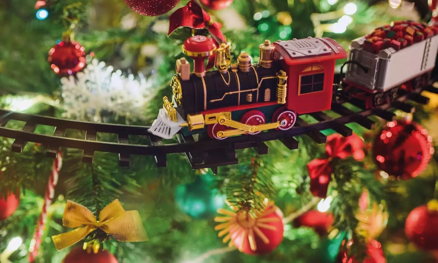 Weihnachtliche Szene mit Musik und Beleuchtung