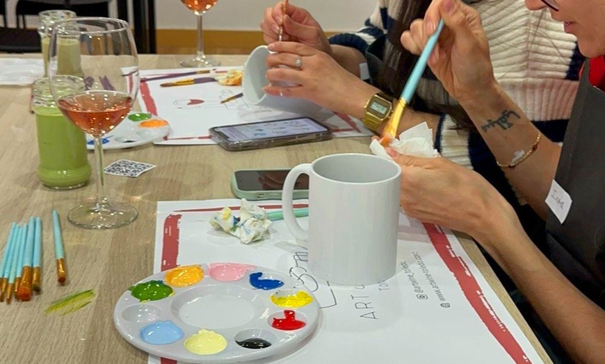 Image 7: Taller de pintura en cerámica o velas con barra de libre de vino