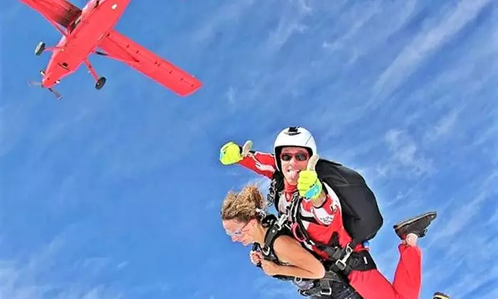 Przeżyj ekscytującą przygodę: Tandemowy skok ze spadochronem z 4000 m