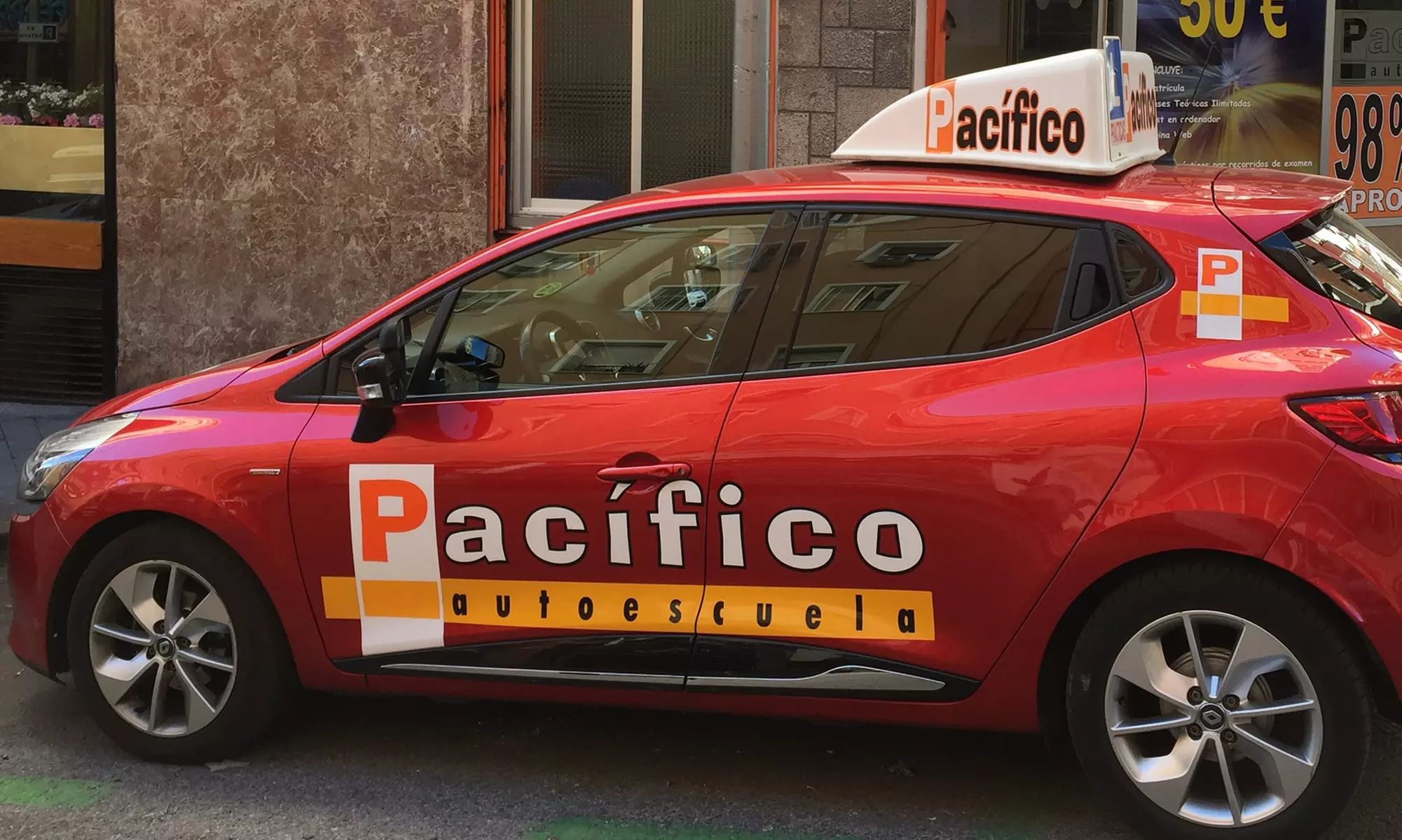 Obtén tu carnet de conducir tipo B con 6 clases prácticas en Pacífico Autoescuela (hasta 90% de descuento) - Primary Image