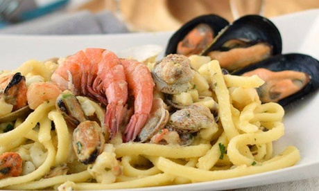 Sapori di mare tipici campani o pizza e birra al ristorante Pizza Cozze & Babà (sconto fino a 51%)