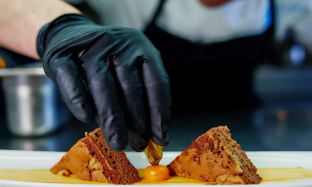 Saborea la tradición mediterránea: menú con botella de vino para 2 o 4