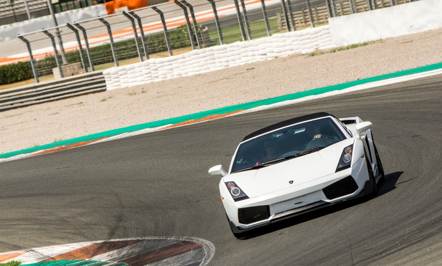 Image 3: Conduce una Ferrari o una Lamborghini en carretera con GT Emoción