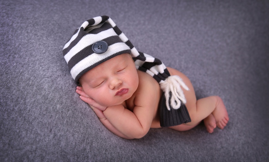 Image 6: Newborn Photoshoot with Prints