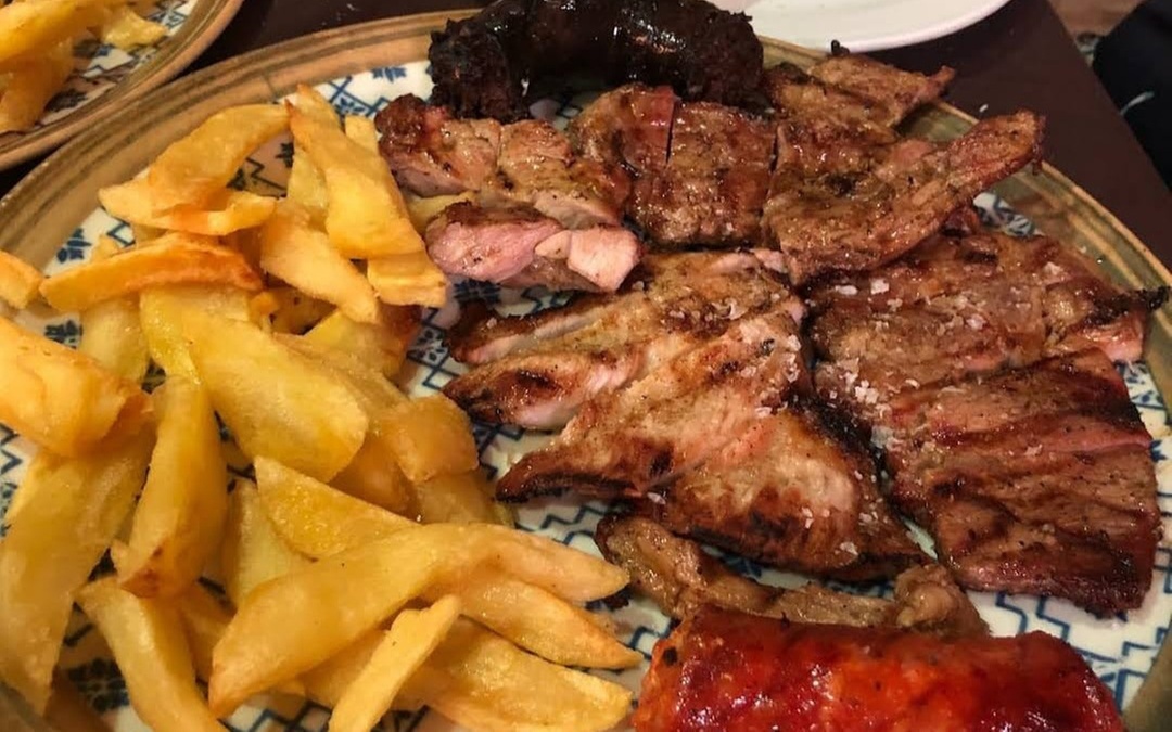 Menú de carne a la brasa y vino para 2 o 4 personas en Entrevinos