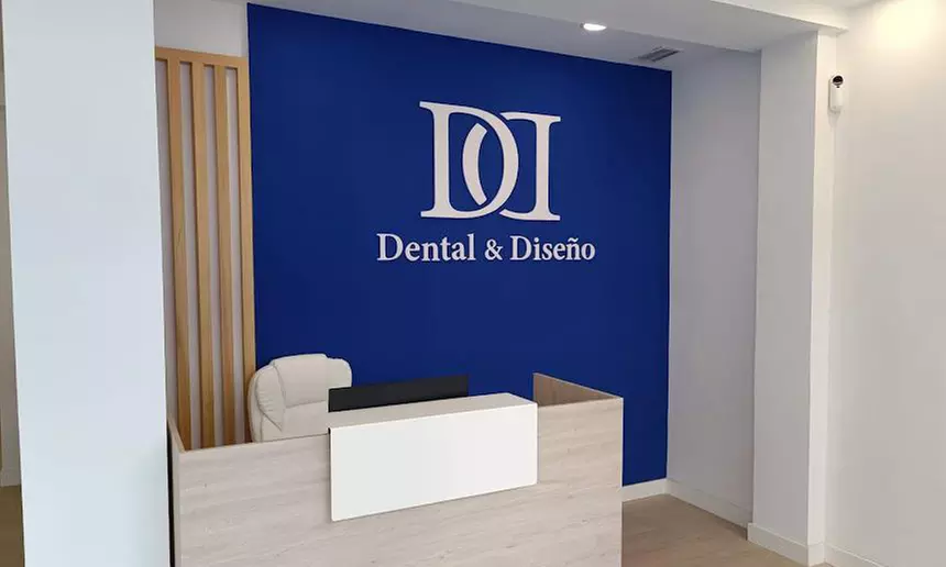 Colocación de hasta 6 implantes dentales con corona, con revisiones