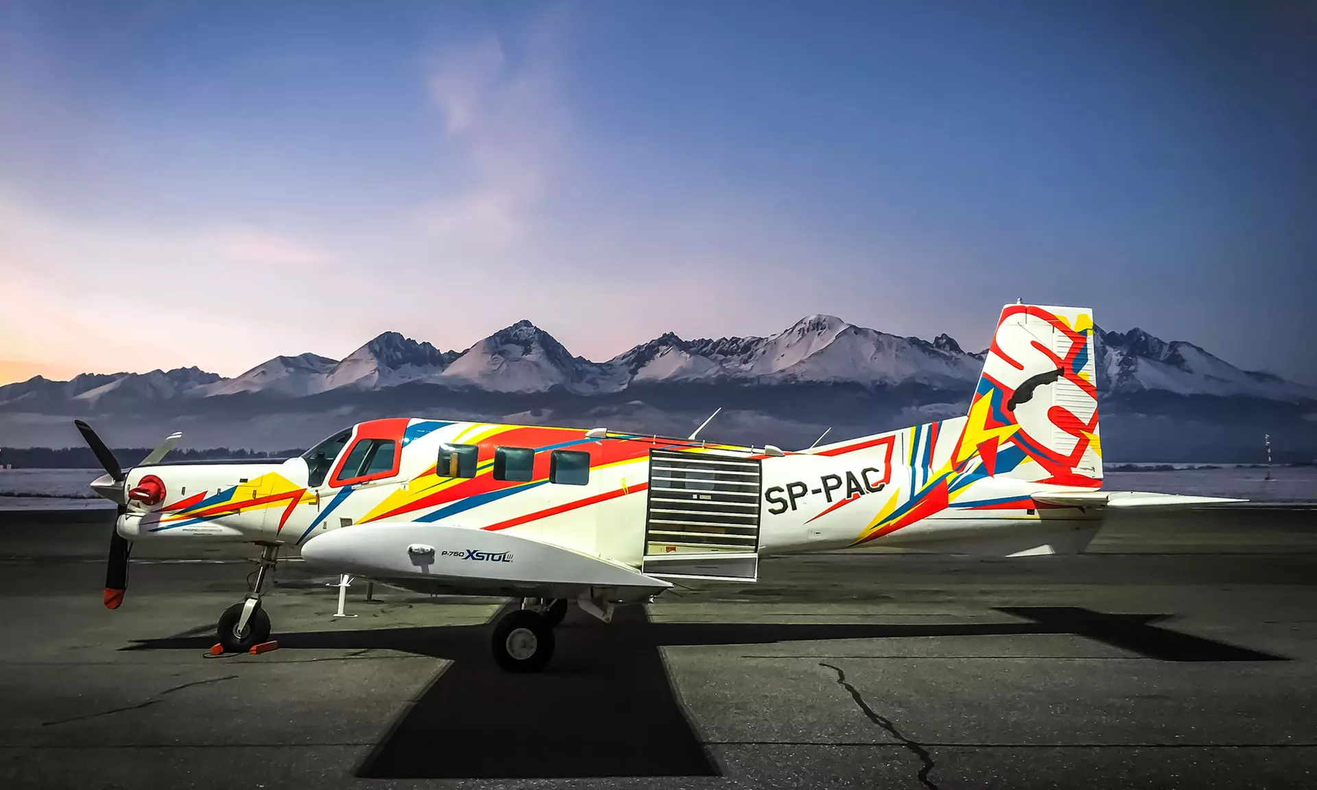 Skok spadochronowy w tandemie ze zdjęciami i filmem dla 1 osoby