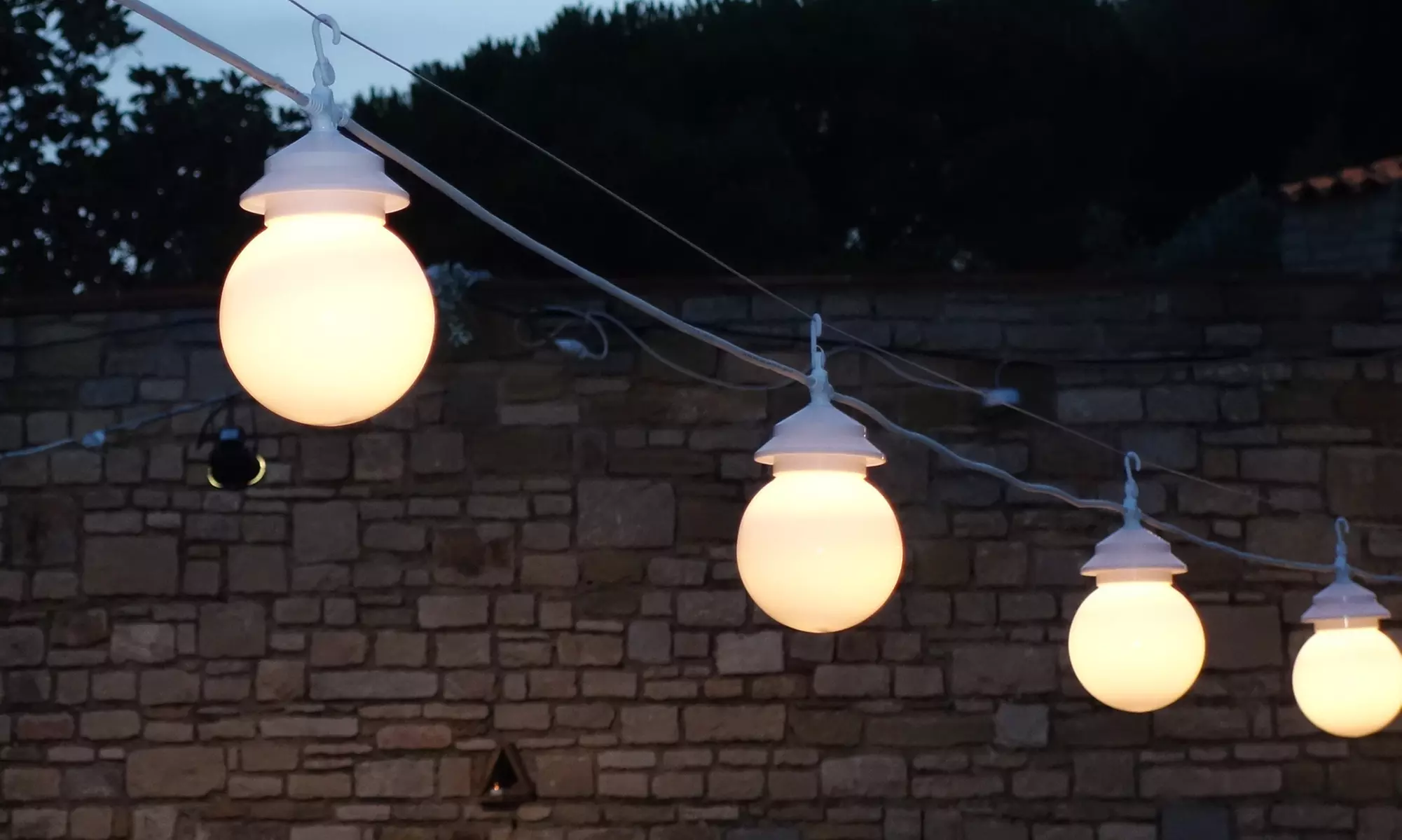 Guirlande lumineuse de jardin blanche avec 4 ou 10 boules à LED de la marque Lumisky - Primary Image