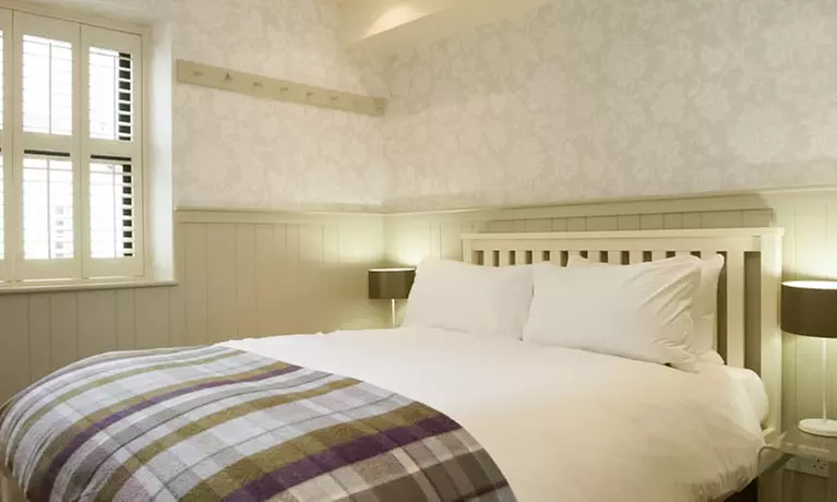 4* Bristol: Double or Twin Room Stay with Breakfast, Prosecco & More