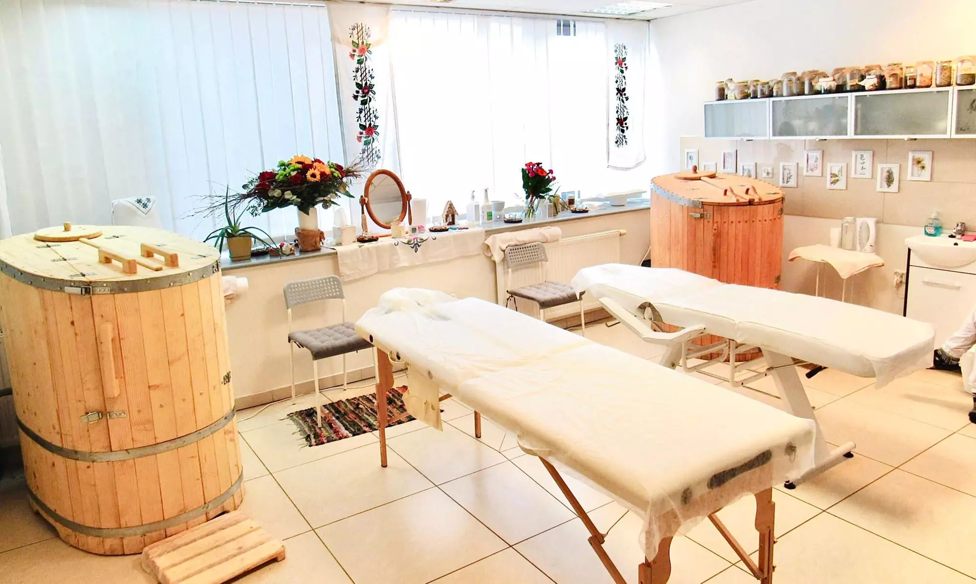 Zabiegi relaksacyjne, pielęgnacyjne i terapeutyczne dla 1-2 osób w gabinecie masażu i estetyki ciała „Masaż Line” - Primary Image