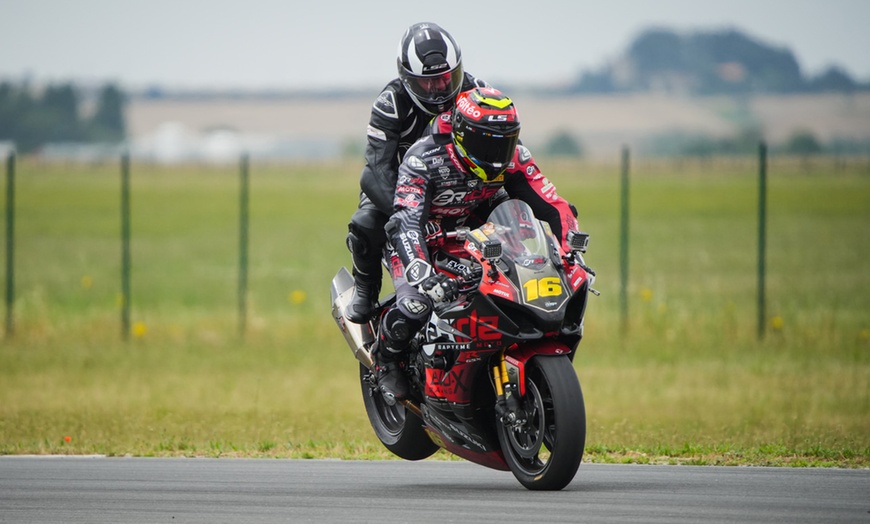 Image 8: Vitesse et sensations fortes garanties : baptême en moto de 3 tours