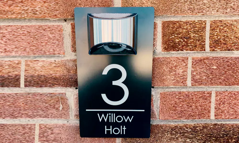 Decoración con estilo: 1 o 2 letreros de casa cargados con luz solar