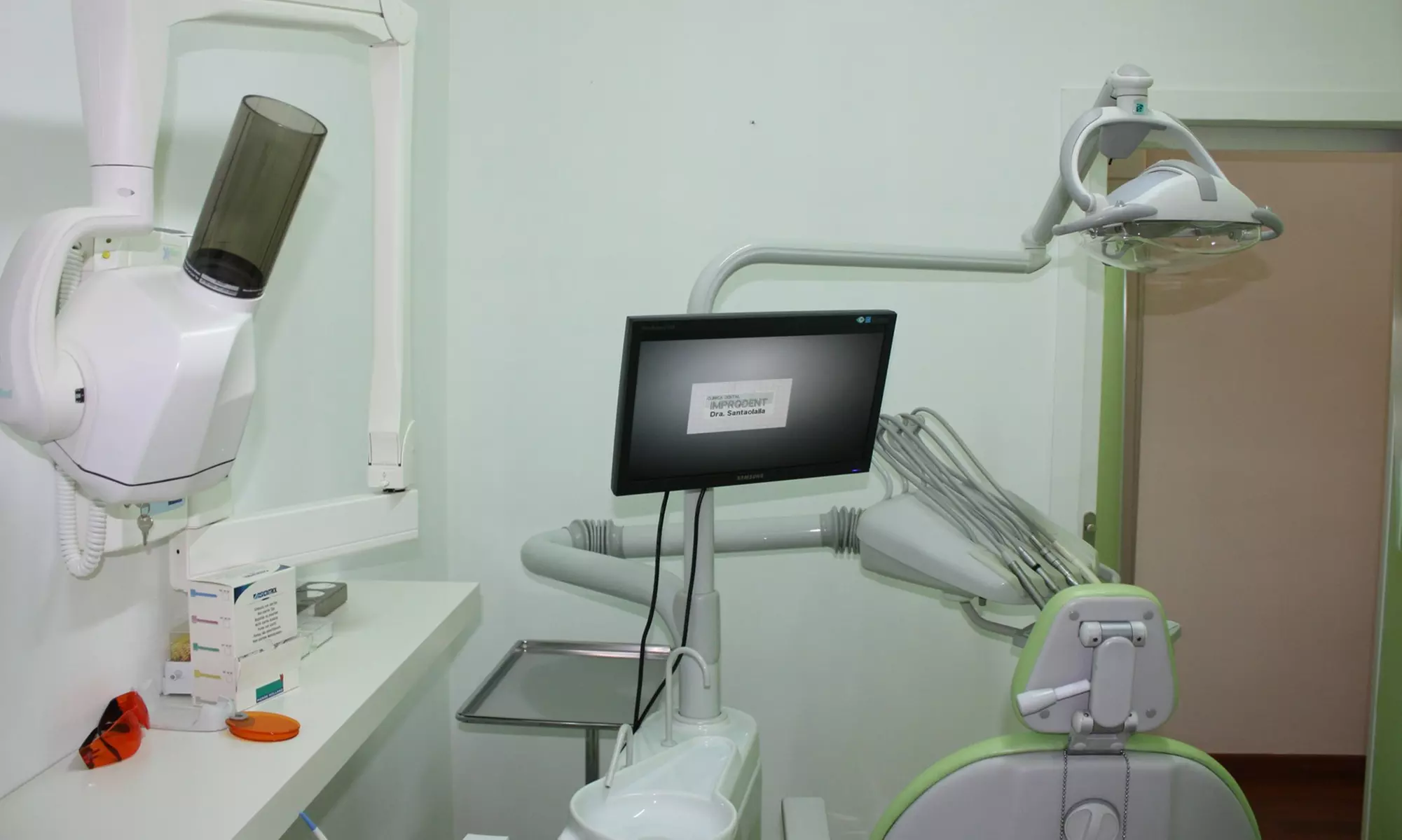 Sonrisas relucientes con empastes y limpieza bucal profesional