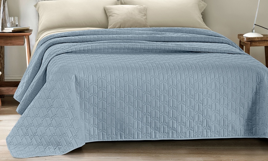 Image 1: Couvre-lit double matelassé avec motif nœud papillon