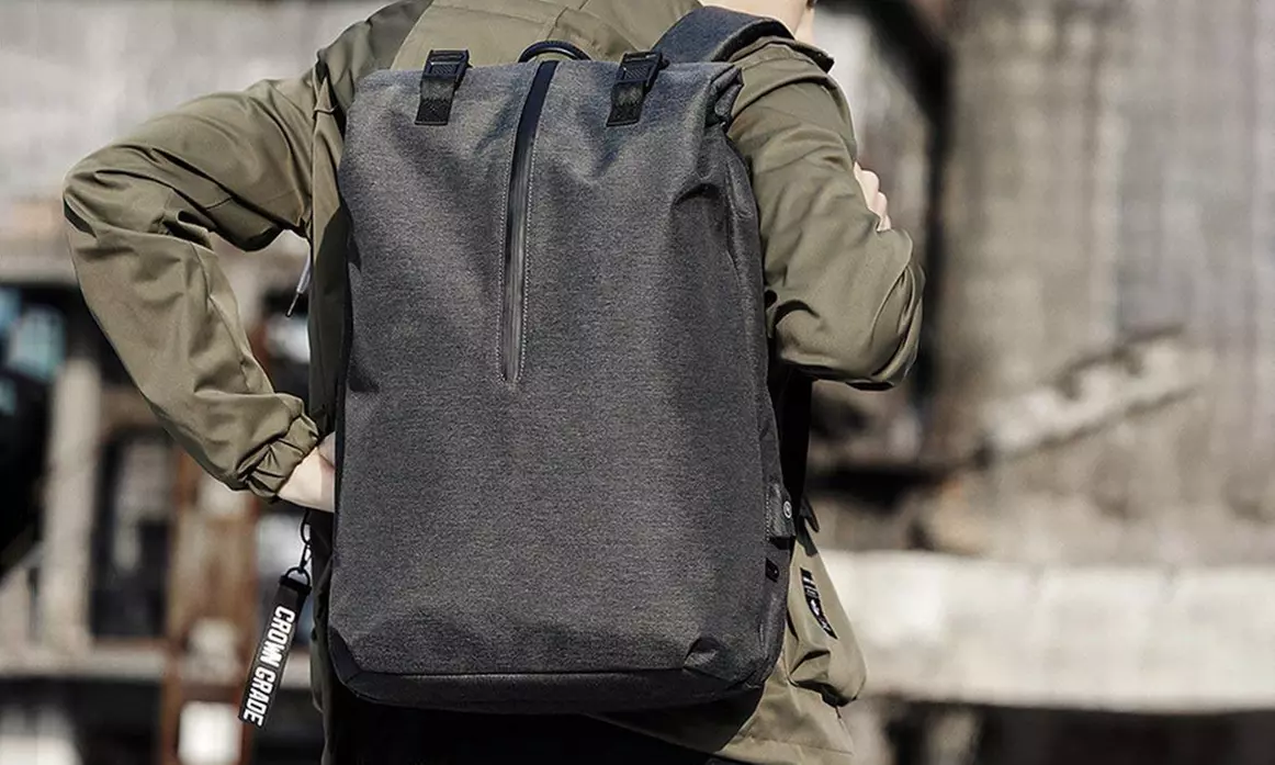 Wasserfester Apachie Rucksack mit 15 Zoll Laptop Fach und USB-Anschluss - Primary Image