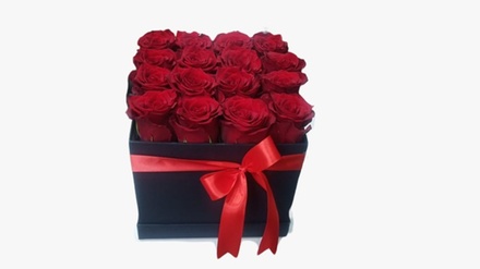 12 Pieces Roses in Choice of Color with Sprayed Gold Rose in Paper Box