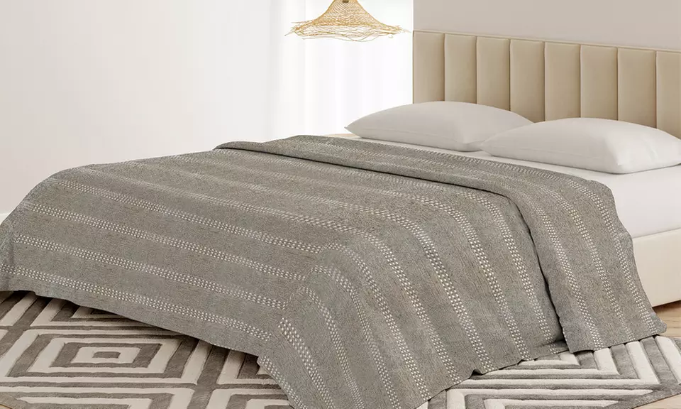 Sofabezug und Tagesdecke aus natürlicher recycelter Baumwolle