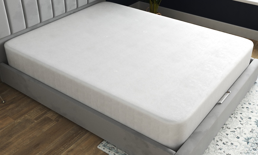 Image 1: Protective Mattress Cover