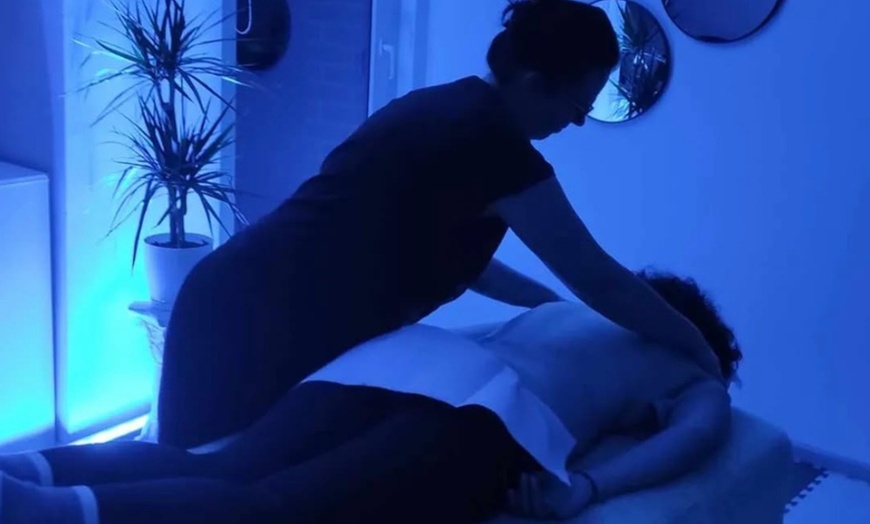 Image 2: Masaż relaksacyjny pleców aromatycznym olejkiem lub rytuał Kobido